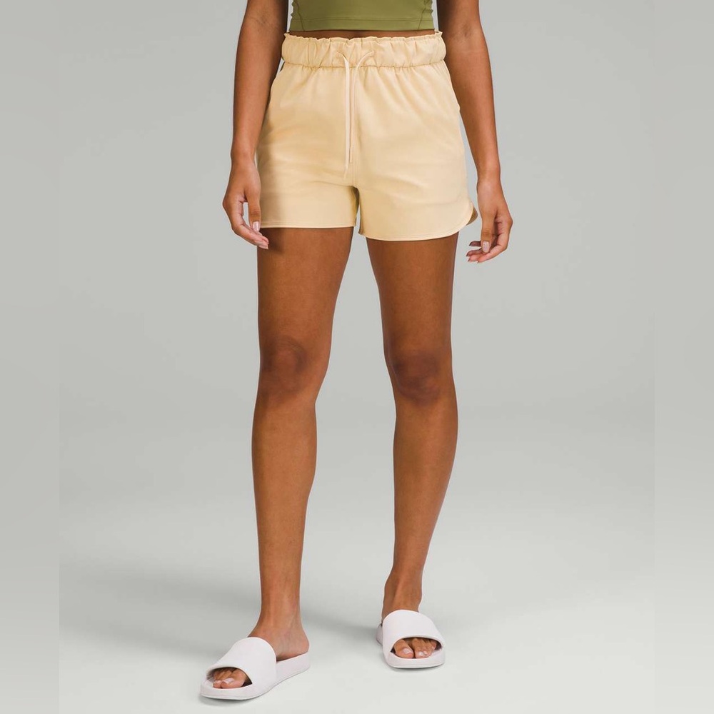 Lululemon STRETCH LUXTREME HIGH-RISE SHORT 3.5"
Color: Prosecco
Size: 8
